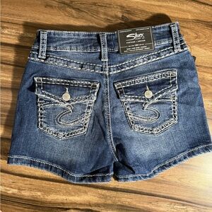 NWT Silver Jeans Suki Shorts | Size 24 | Mid Rise | Indigo Wash